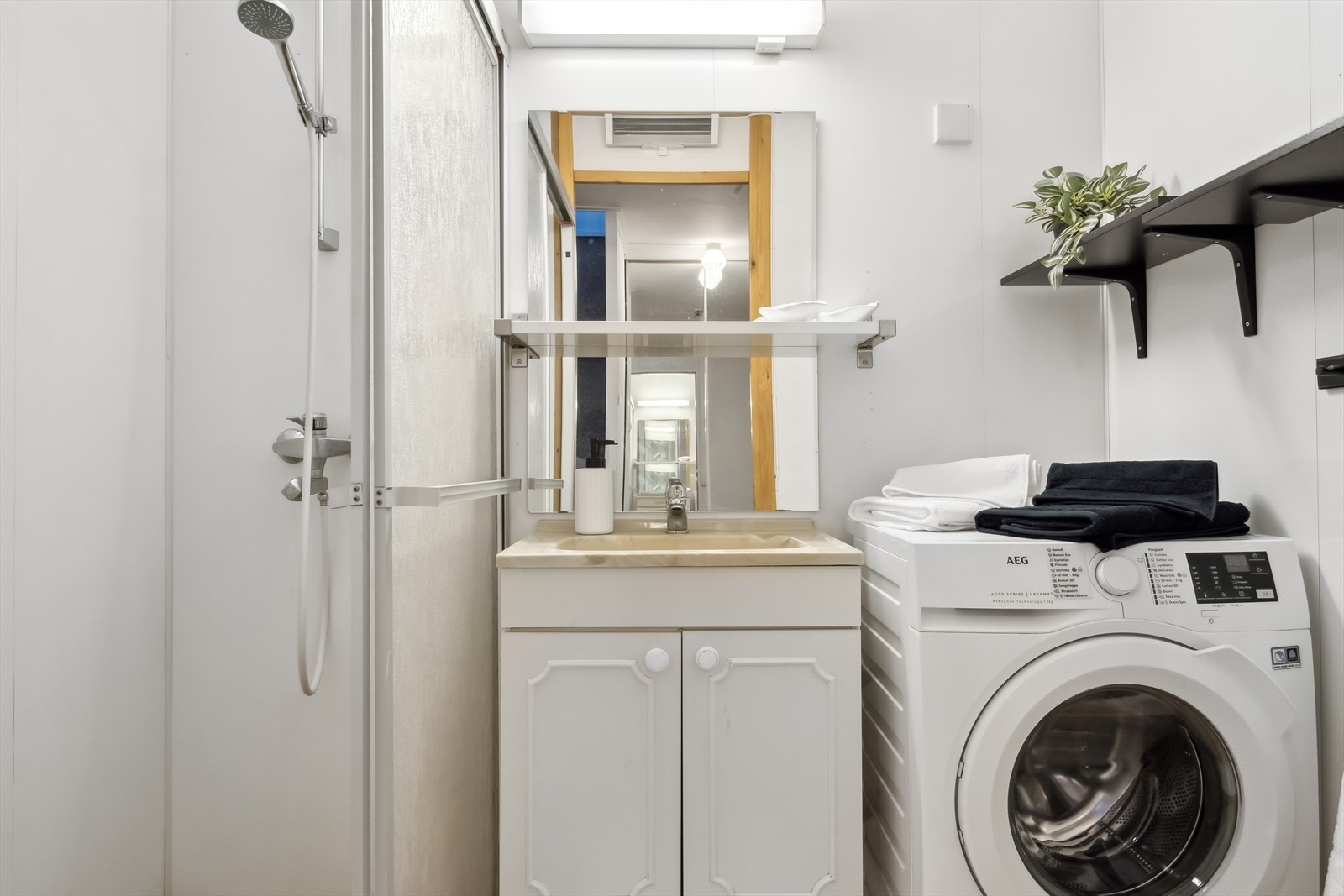 Baderommet er ca 3,2 m² og har vinylbelegg på gulv, våtromsplater på vegger og malt betong i himling. Galleribilde