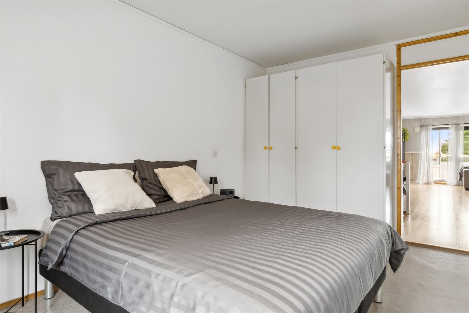Soverommet i tredje etasje er ca 12 m² og har laminatparkett på gulv, plater med strie/tapet på vegger og malt betong i himling. Galleribilde