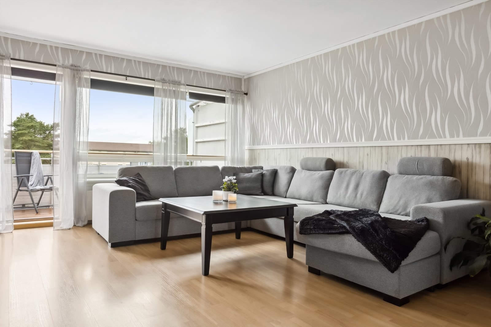 Stuen er ca 42 m² og har laminatparkett på gulv, plater med strie/tapet på vegger og malt betong i himling. Galleribilde