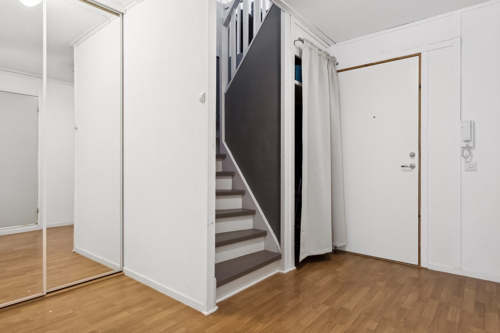 Entré med garderobe og trappeløp. Dørtelefon. Velkommen inn! Galleribilde