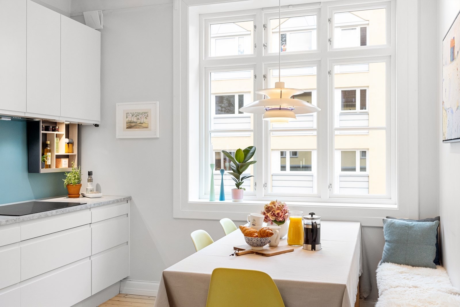 Hjertet av leiligheten er det romslige kjøkkenet med store vindusflater som slipper inn rikelig med naturlig lys. Rommet blir det naturlige samlingspunktet når venner møtes. Galleribilde