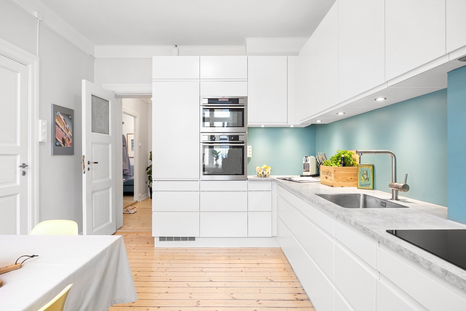 Kjøkkenet er spesialtilpasset leiligheten og har en laminat benkeplate med underlimt vask og er utstyrt med integrerte hvitevarer, inkludert kjøl/frys, stekeovn, mikrobølgeovn, platetopp, oppvaskmaskin, vaskemaskin og ventilator med kullfilter. Galleribilde