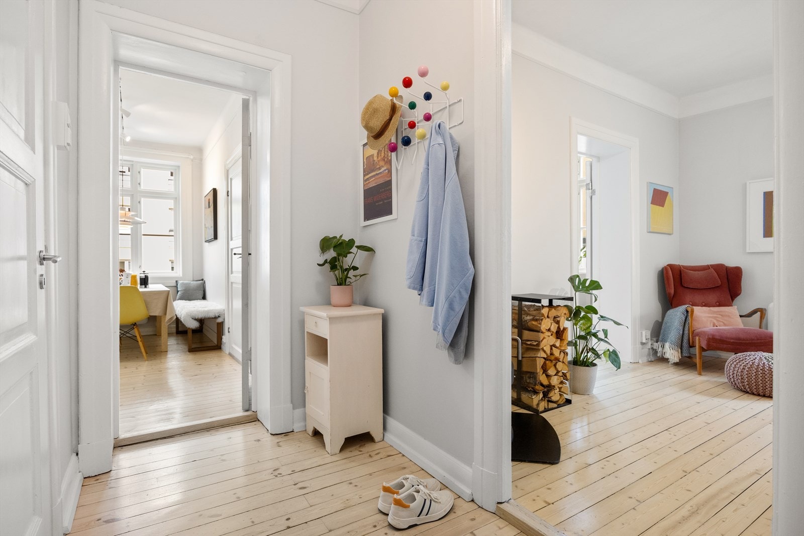 Gangen har rikelig med oppbevaringsplass, både på knagger og i en innvendig bod. Galleribilde