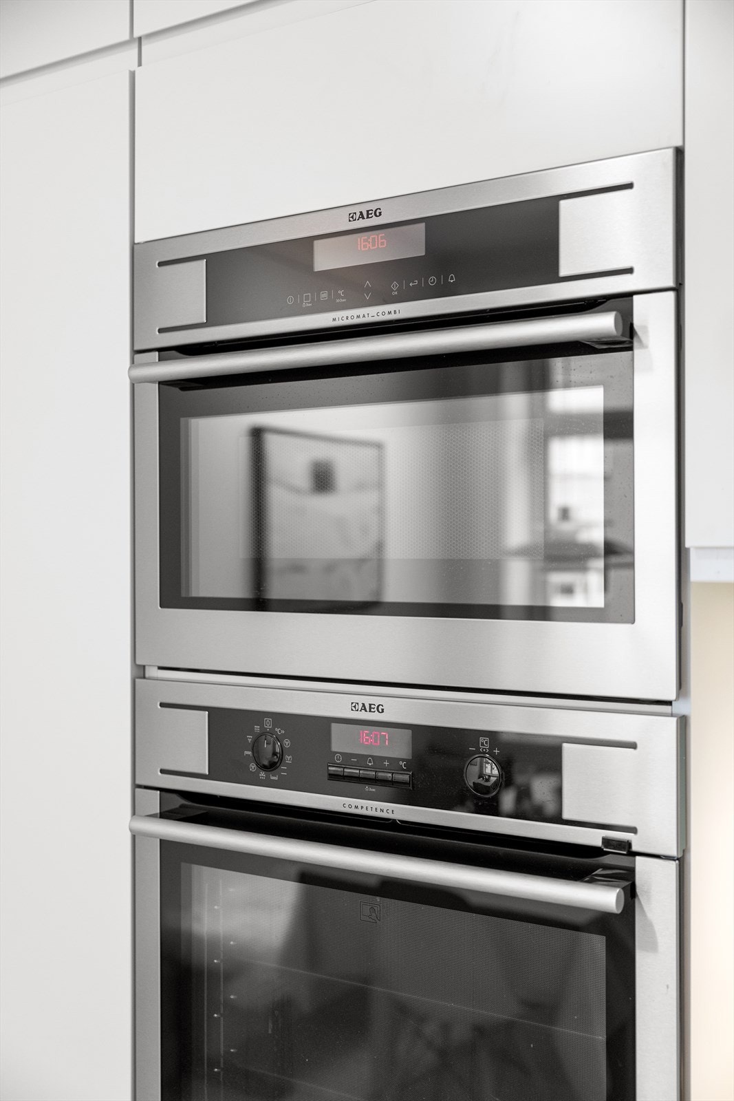 Kjøkkenet har er en stekeovn og en kombinert micro- og stekeovn fra AEG. Galleribilde