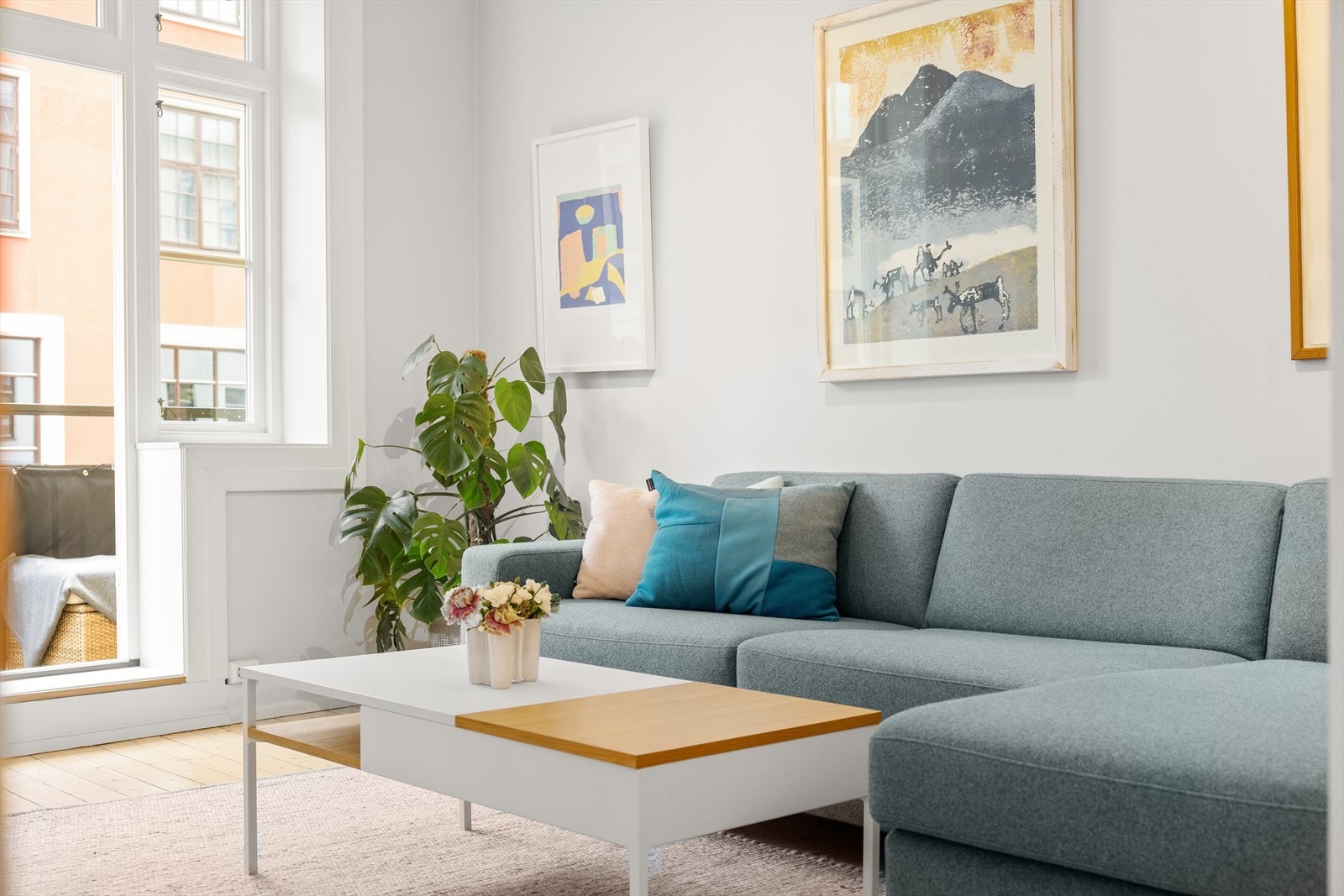 Stuen har plass til en stor sofa og et kaffebord. Eier har hatt en sovesofa fra Bolia i stuen, som har blitt brukt som ekstra soverom for gjester. Galleribilde