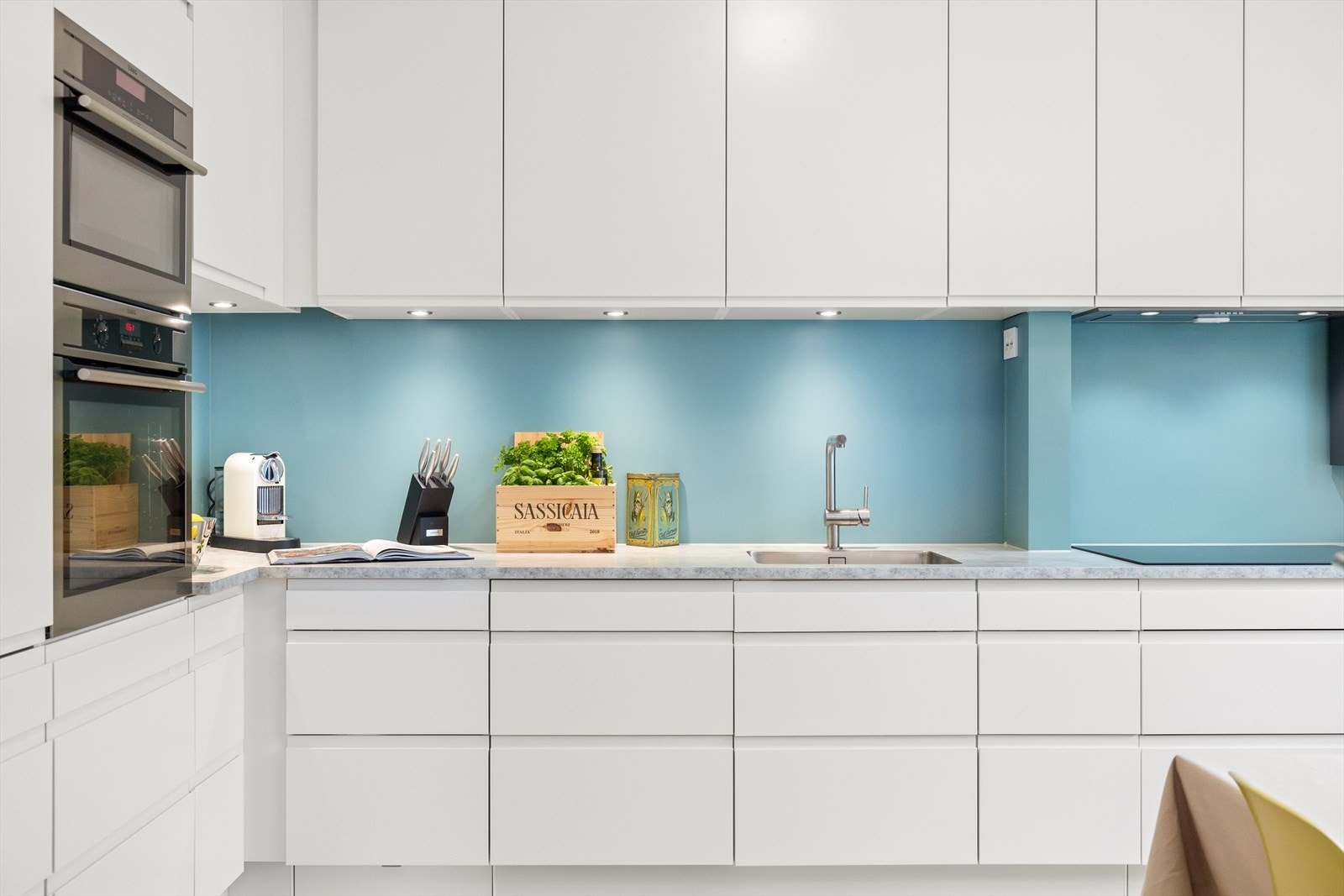 Kjøkkenet er designet med ekstra dype benkeplater og større avstand mellom underskap og overskap, noe som gir en luftigere følelse og gjør matlagingen hyggeligere. Galleribilde