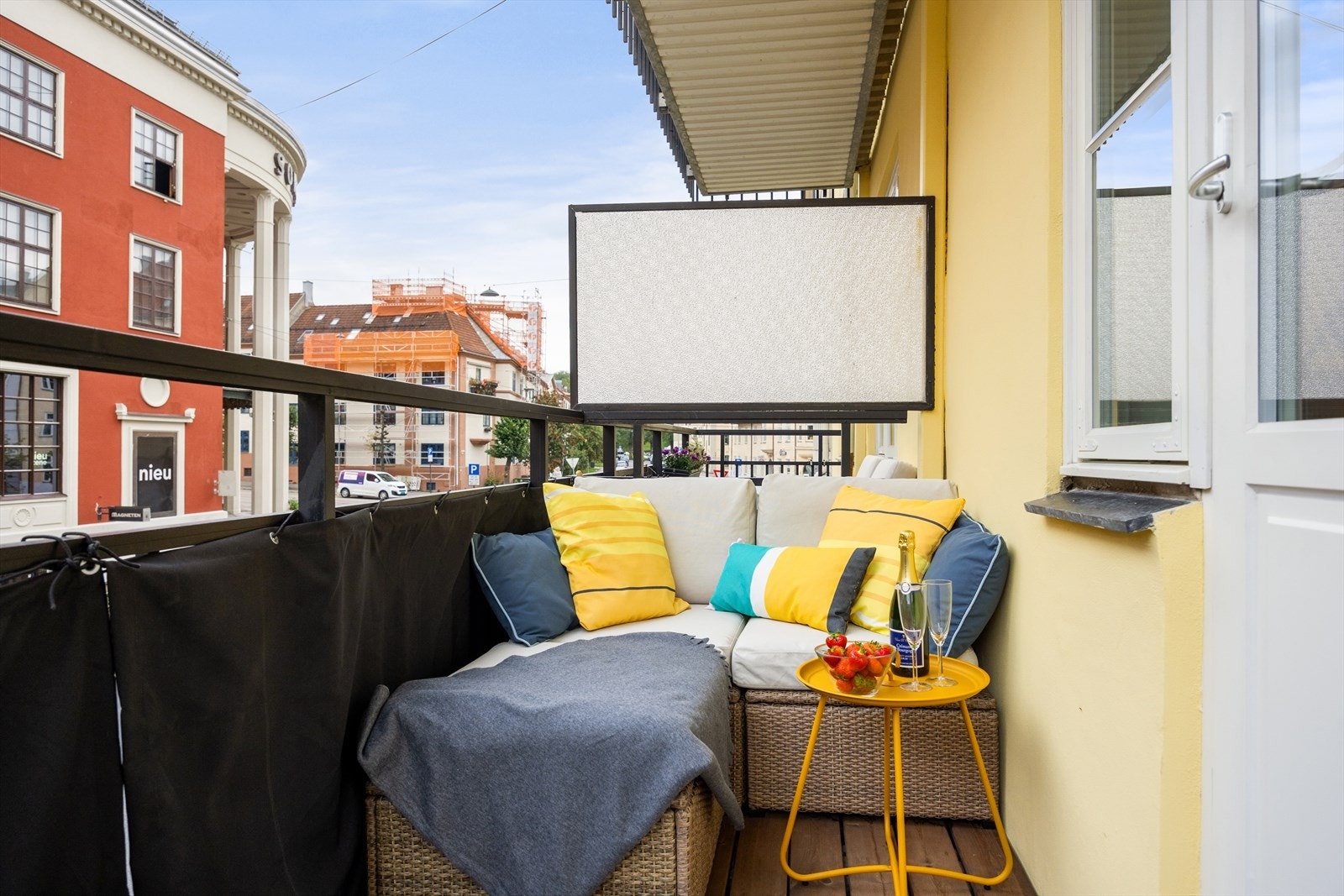 Balkongen på 4 m² gir en følelse av storbyliv à la Paris eller København, med susen fra lokale nabolagskafeer som skaper en stemningsfull bakgrunn mens du nyter tiden ute. Galleribilde