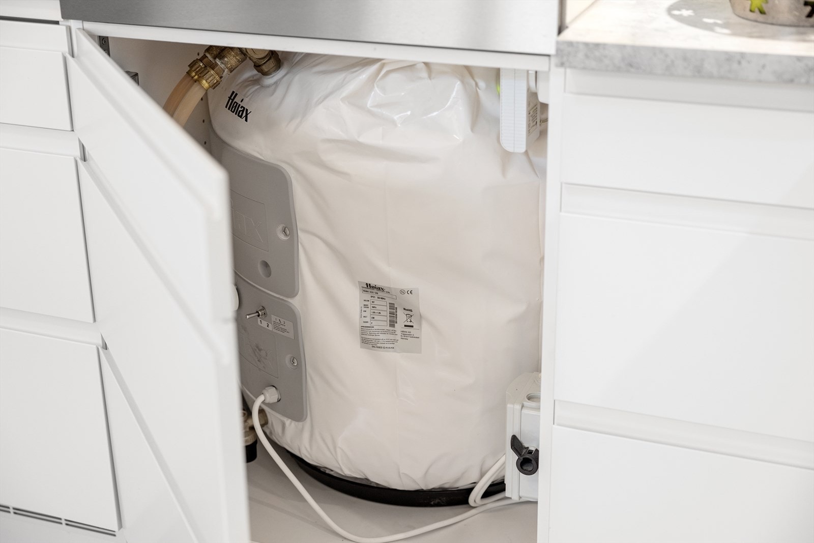 Varmtvannsberederen er ny fra 2024 og er installert av fagpersoner. Den har en kapasitet på 120 L, men ved å aktivere nivå 2 kan den ifølge eier gi en kapasitet på 200 L. Galleribilde