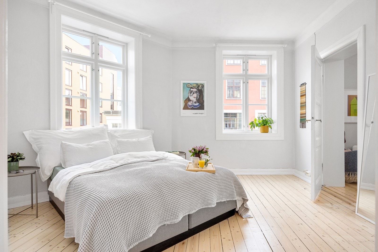 Det er mulig å etablere et ekstra soverom ved å sette opp en lettvegg i det nåværende soverommet. Galleribilde