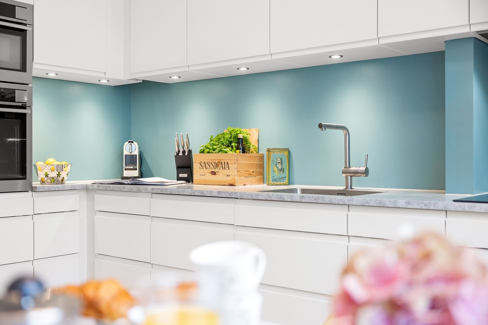 Kjøkkenet fra HTH har hvite, slette fronter og innfelte downlights. Galleribilde