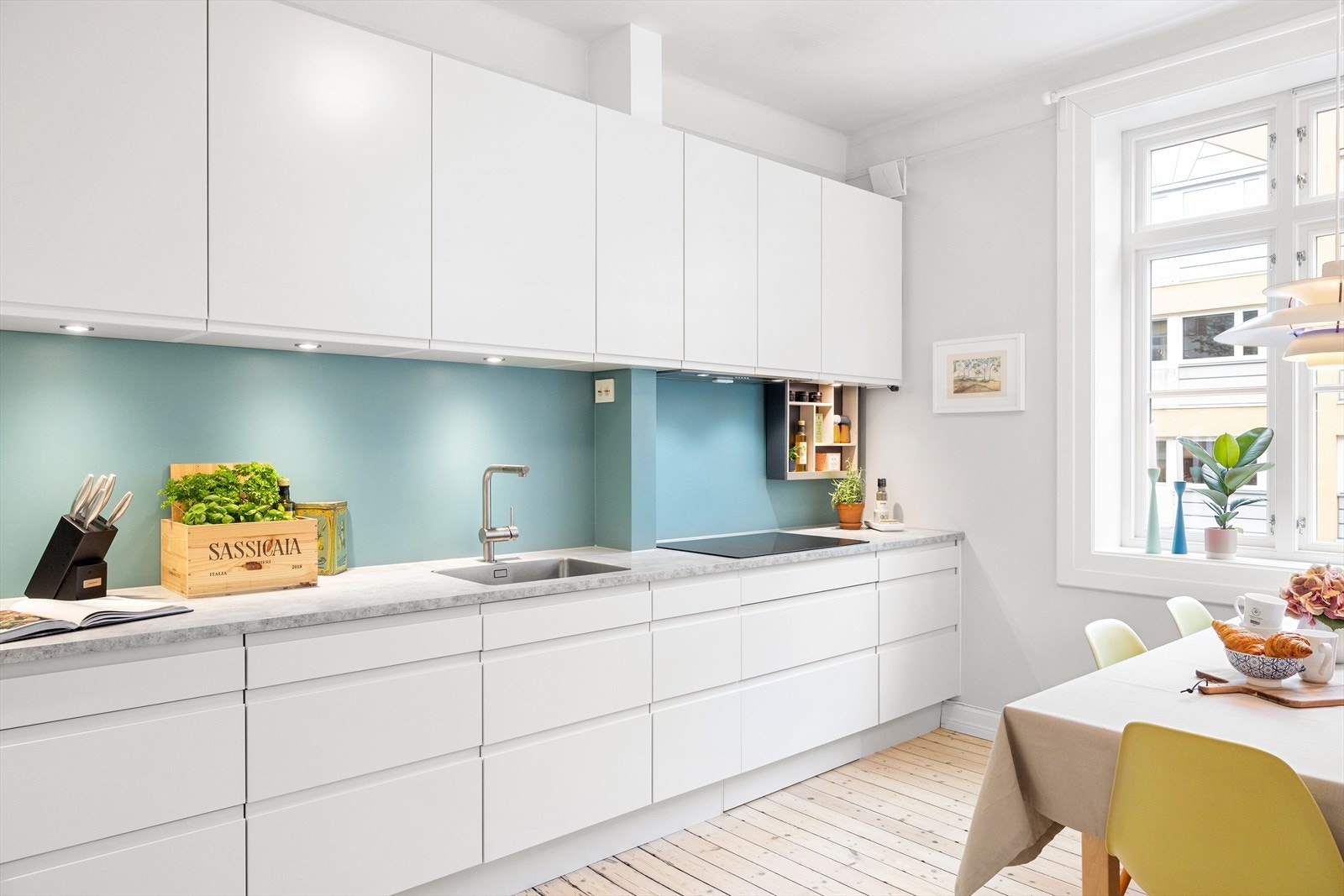 Kjøkkenet har plass til en spisegruppe av god størrelse. Galleribilde