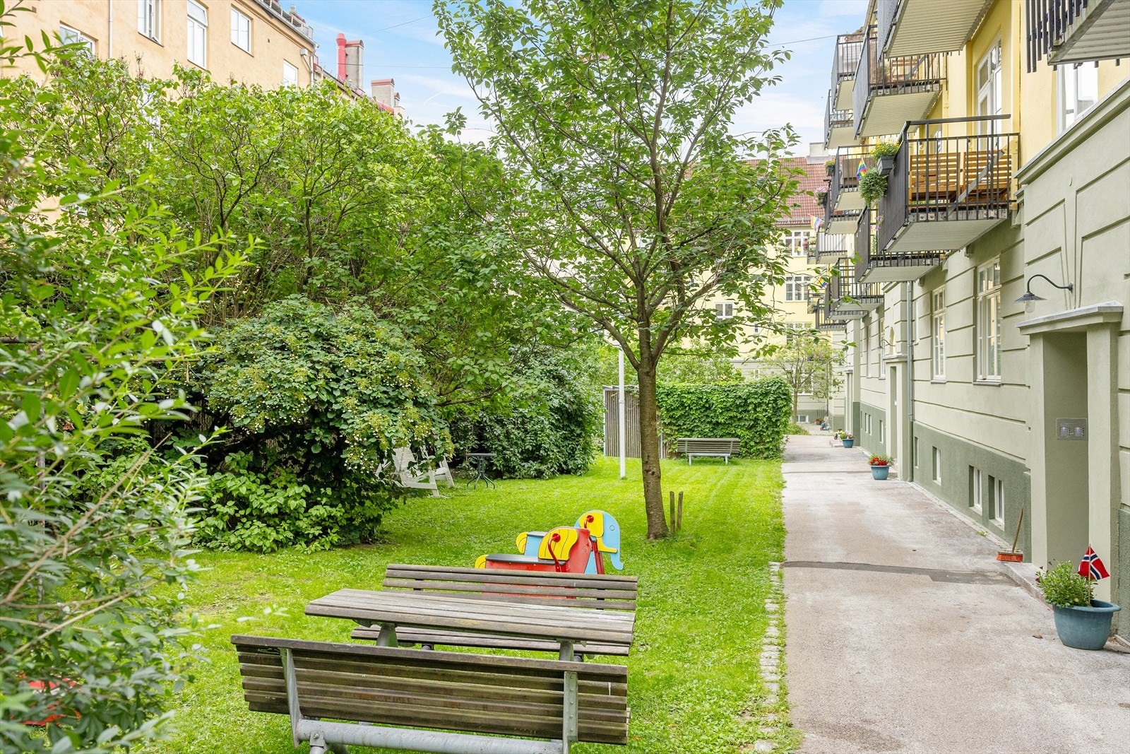 Leiligheten har tilgang til velholdte fellesområder som er ideelle for hagefester og småbarnslek. Galleribilde