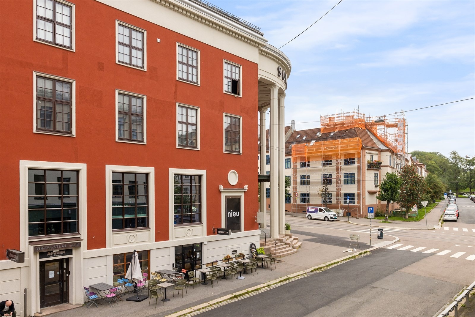 Leiligheten ligger i hjertet av Torshov, med kort avstand til alt lokalområdet har å by på. Kulturslottet Soria Moria ligger rett over gaten, og på den andre siden finner du en herlig Thai-restaurant.' Galleribilde