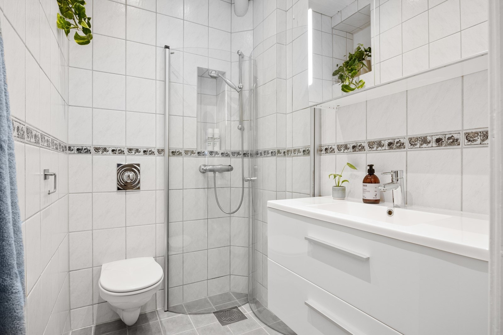 Boligen har et flislagt bad fra 2004 med flislagte vegger, malt takpanel med downlights og flislagt gulv med elektriske varmekabler. Galleribilde