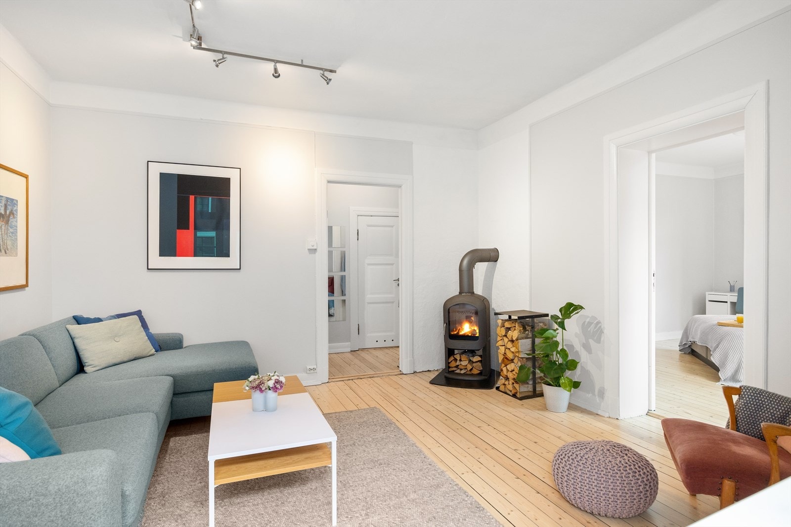 Leiligheten oppvarmes med panelovner og varme fra den fungerende peisen, hvor pipeløpet ble rehabilitert i 2011. Badet varmes opp av elektriske varmekabler. Galleribilde