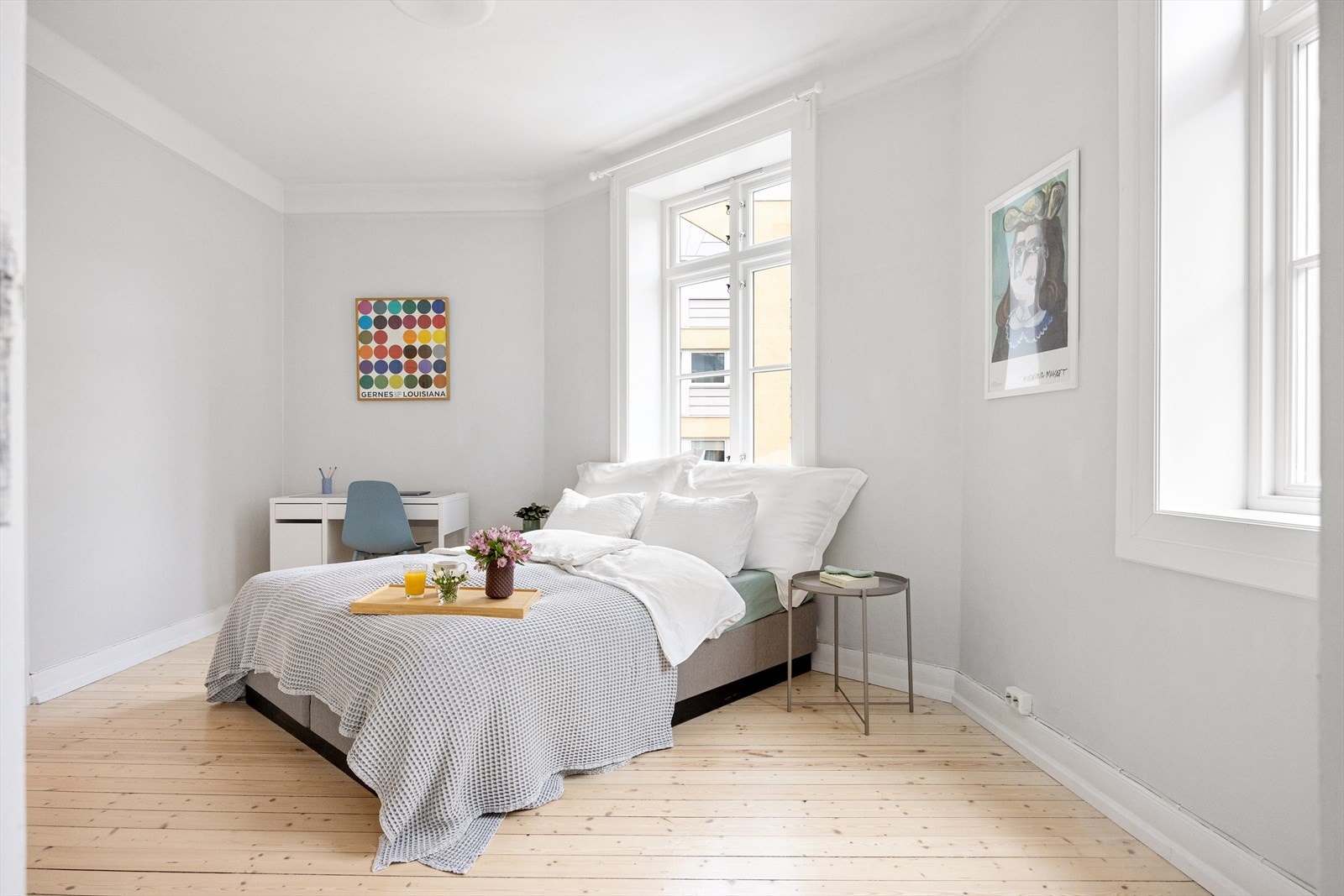 Soverommet er romslig og preges av to store vinduer og lyse farger. Her er det plass til både garderobeskap, dobbeltseng, nattbord og skrivepult, noe som gjør rommet ideelt som både soverom og hjemmekontor. Galleribilde