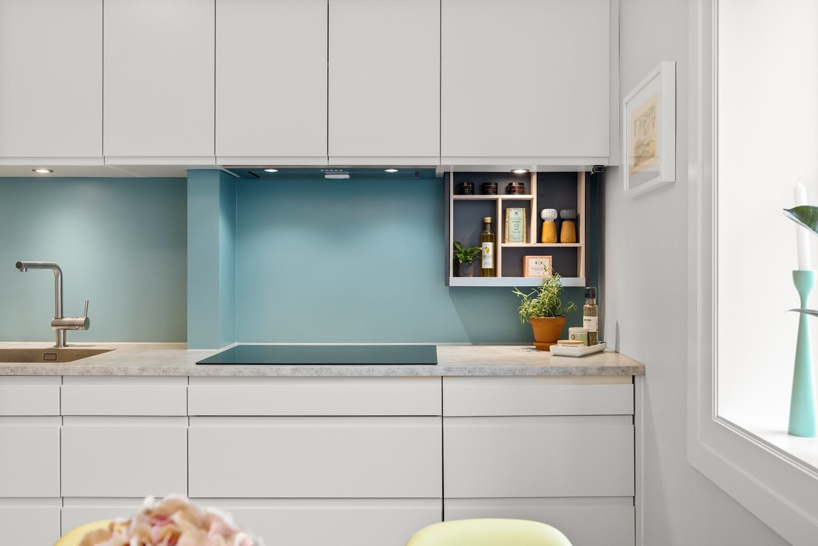 Kjøkkenet har en motorisert krydderhylle som kan skjules etter behov. Galleribilde