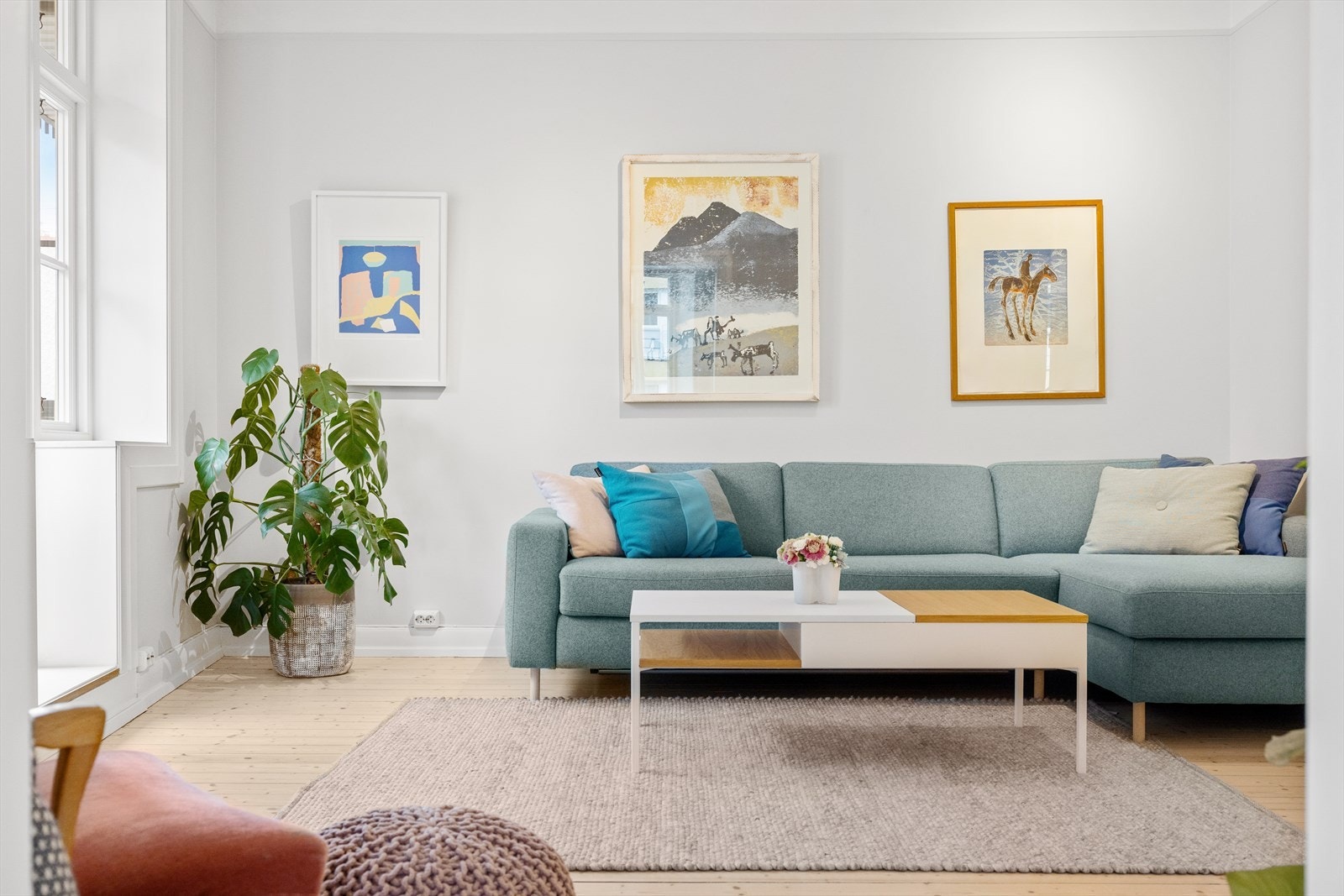 Leiligheten har store 3-fags krysspostvinduer fra 2018 som slipper inn rikelig med naturlig lys. De originale lyse tregulvene er bevart, og eier har malt overflatene i lyse farger, noe som gir leiligheten en svært luftig følelse. Galleribilde