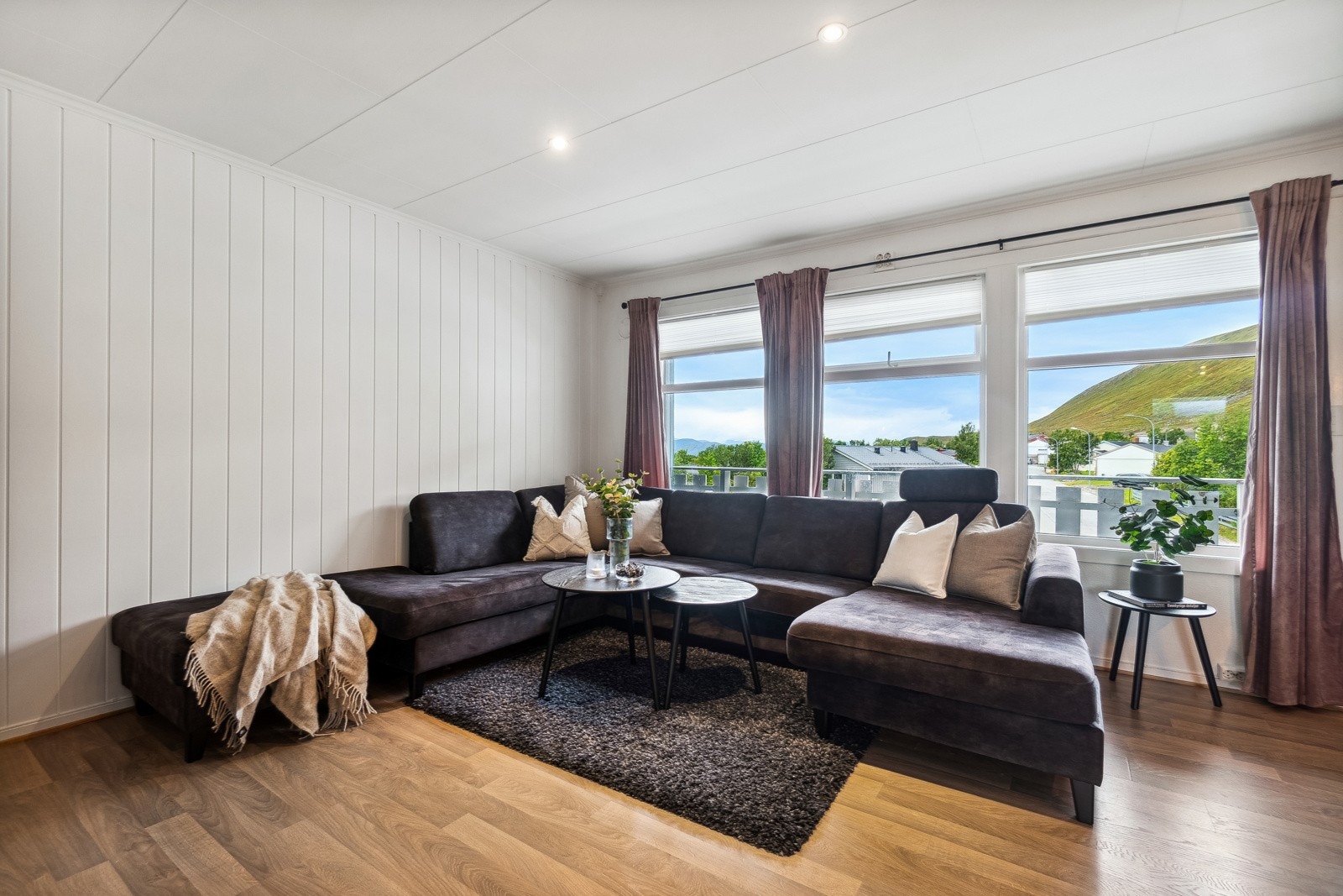 Stuen har store vindusflater og oppleves som lys takket være rikelig med naturlig lys, og du får en fin utsikt både innen- og utendørs. Galleribilde