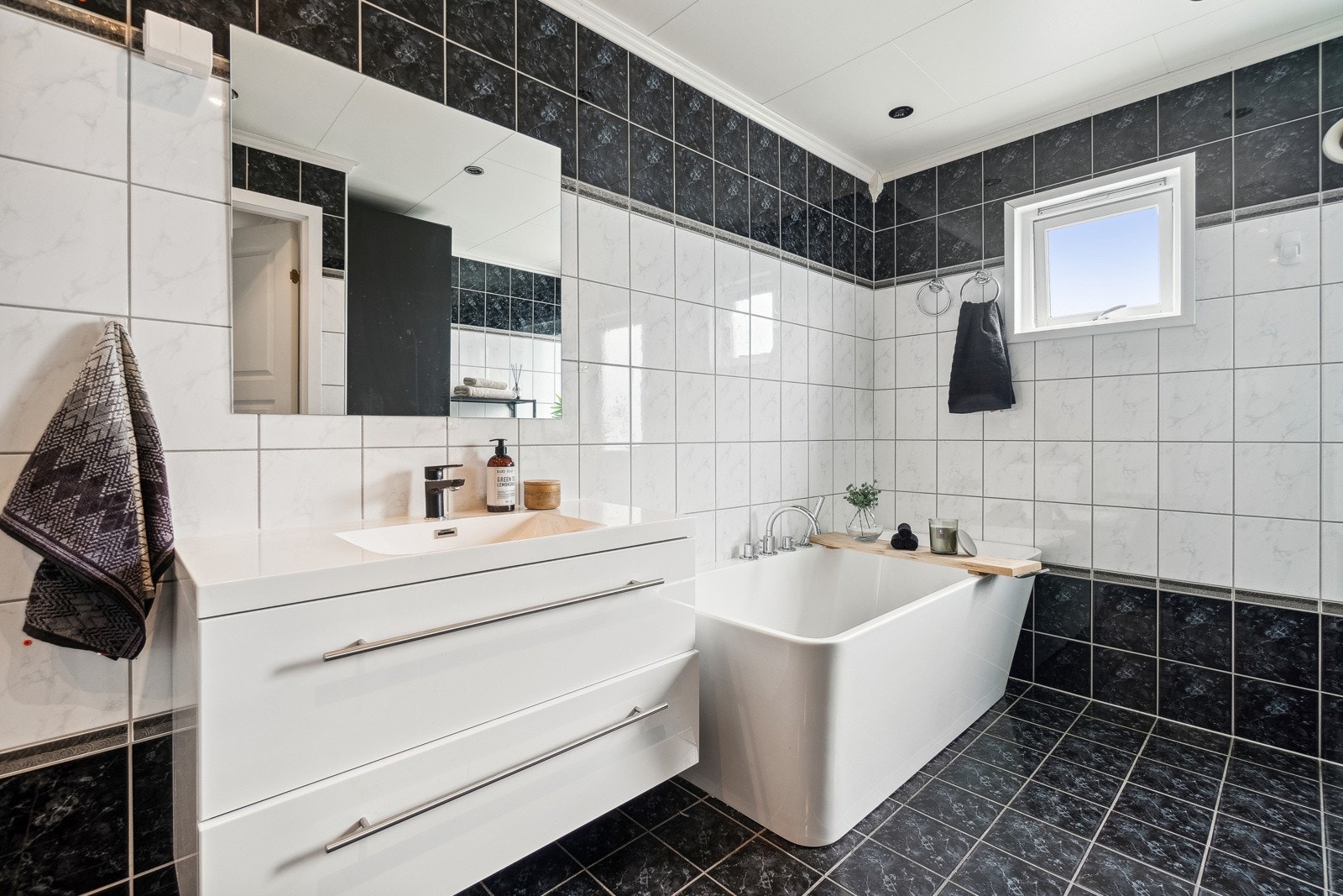 Her får du blant annet opplegg for vaskemaskin, et vegghengt toalett, servant med god oppbevaringsplass i baderomsinnredningen, og dusjsone med vegghengt garnityr. Galleribilde