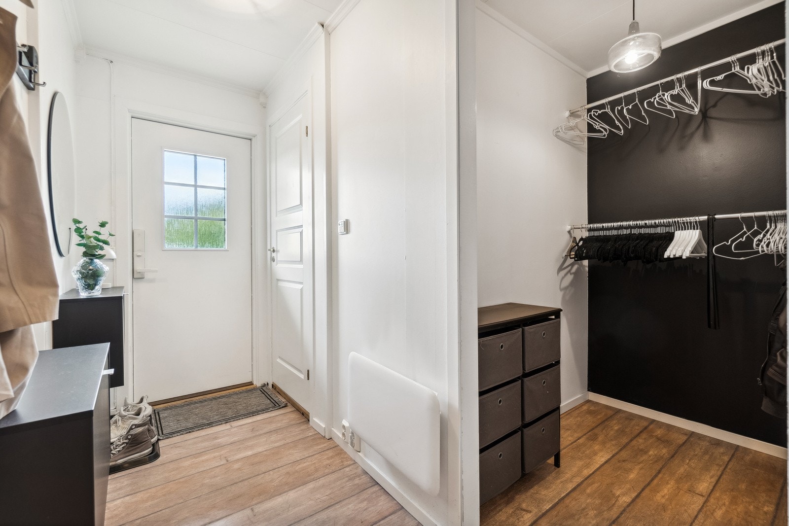 I entreen har du god plass for å innrede med ulike garderobeløsninger, samt en innvendig bod og en åpen garderobeløsning. Galleribilde