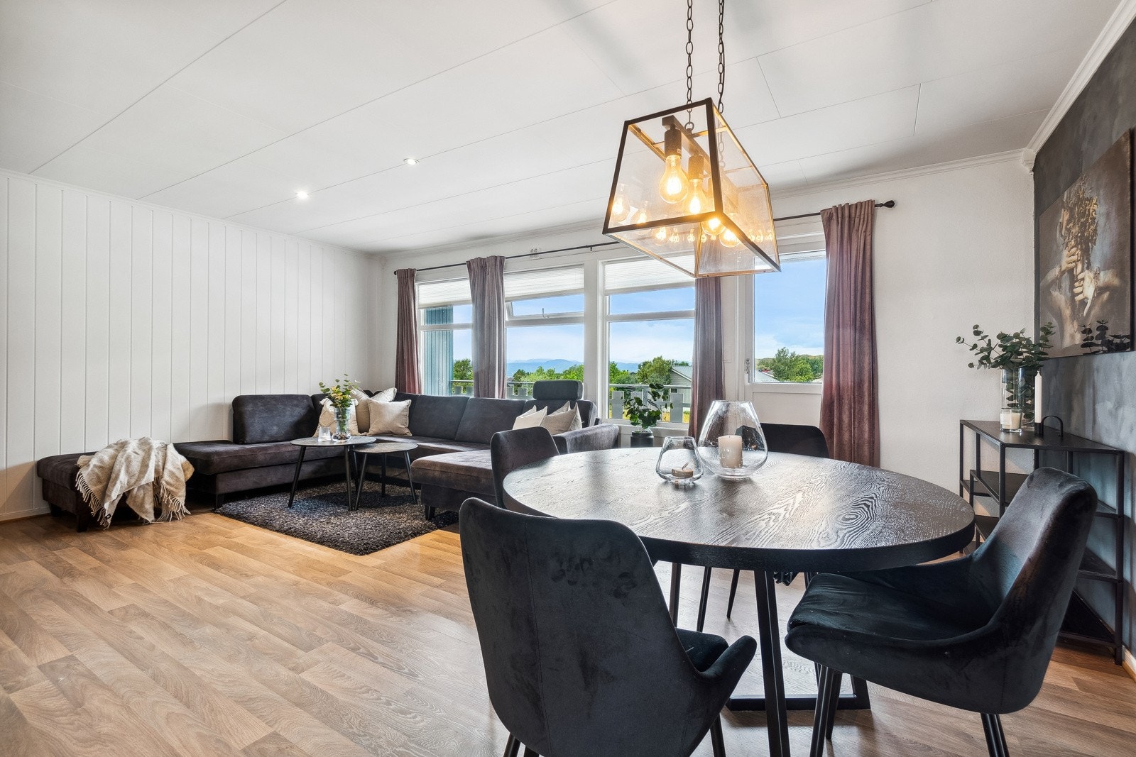 Her får du en innbydende andelsleilighet i enden av rekken med blant annet 3 soverom, bad og separat toaletrrom, parkering og hele 3 uteplasser. Galleribilde