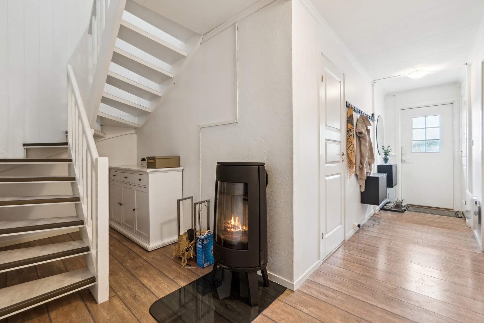 Boligen gir et tidløst førsteinntrykk med en lys utførelse på de fleste flater, og har en vedovn lengre inn ved trappegangen for ekstra oppvarming. Galleribilde