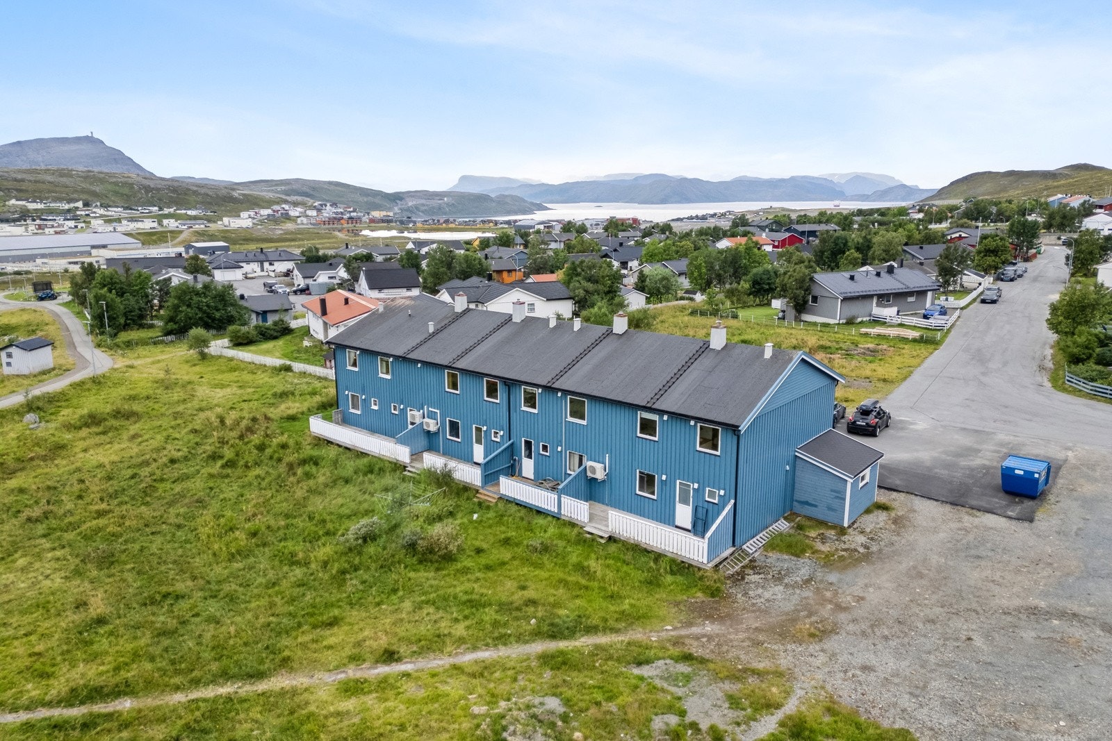 Eiendommen har en barnevennlig beliggenhet, og nærhet til blant annet skole, barnehager, treningssenter, dagligvarebutikk og flotte turområder. Galleribilde