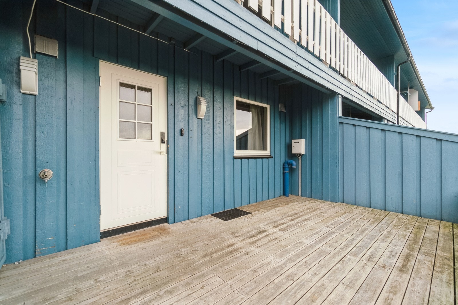 Boligens tredje uteplass er i tilknytning til inngangspartiet, og har god plass for ønsket møblement. Galleribilde