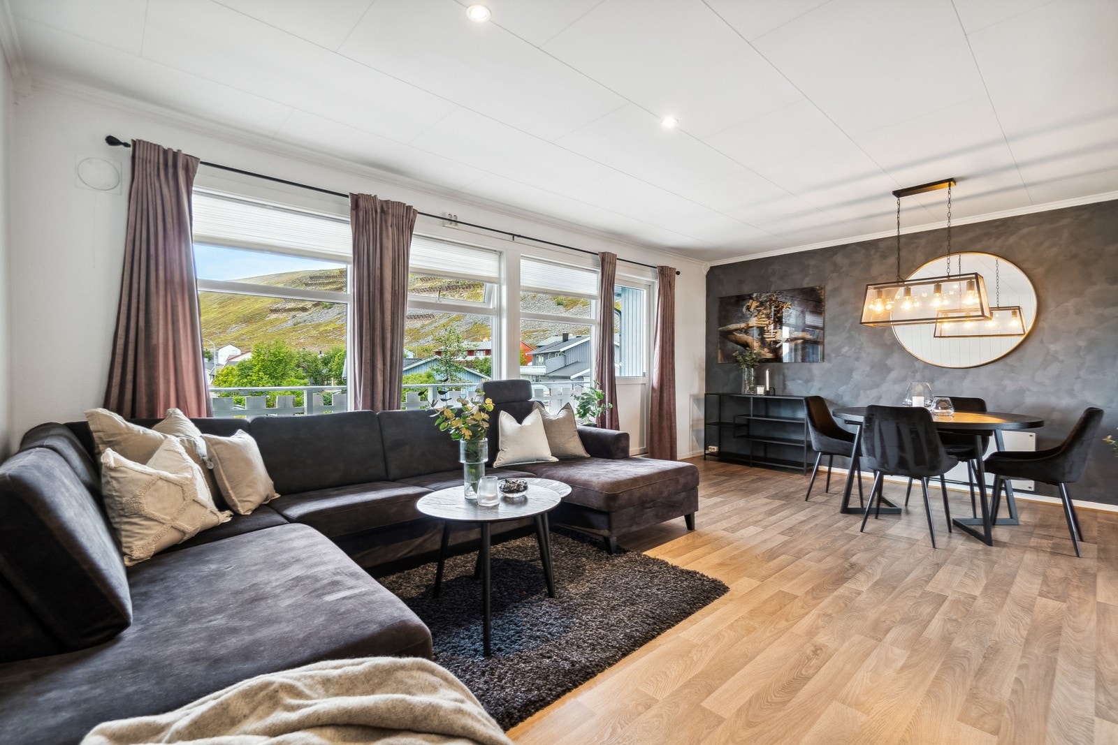 Stuen har god plass til egen spisestuedel samt sittegruper i flere soner, og har videre adkomst til boligens veranda i front. Galleribilde