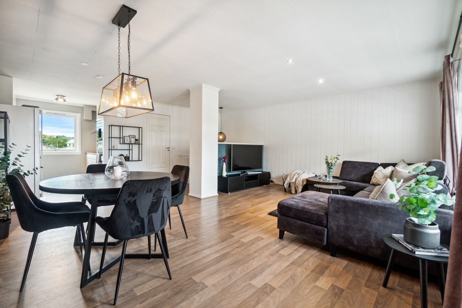 Leiligheten fremstår pen og tidløs med gjennomgående bruk av tidsriktige fargevalg. Galleribilde