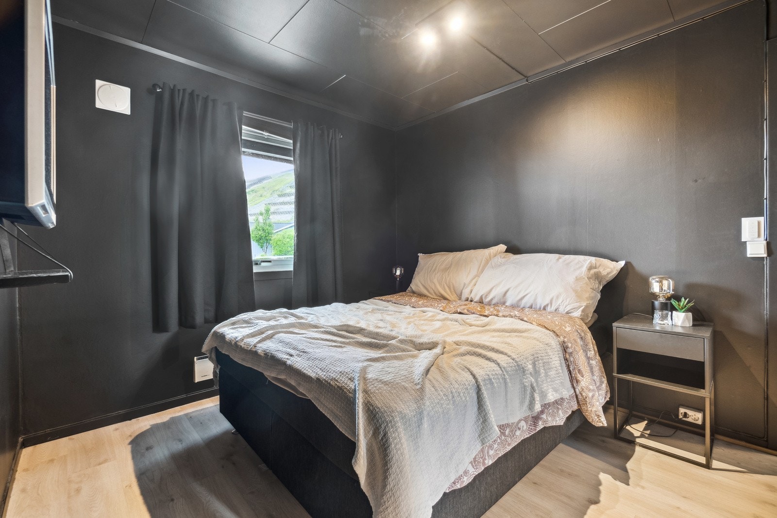 Leiligheten har totalt tre soverom, hvor to av dem ligger i 1.etasje og det siste ligger i tilknytning til stuen i 2.etasje. Galleribilde