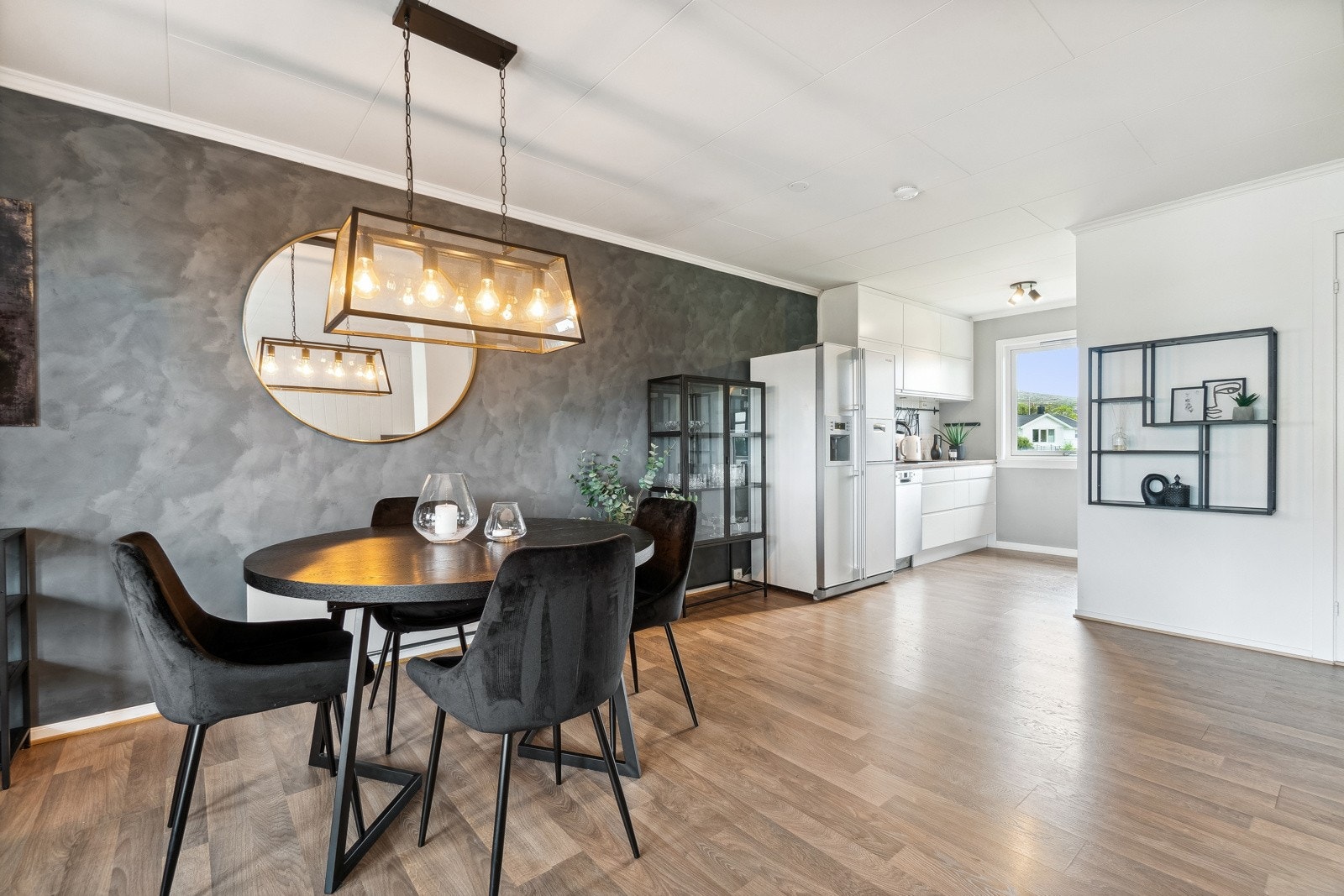 I stuen har du en kontrastvegg som bryter fint med rommets ellers lyse fargevalg. Galleribilde