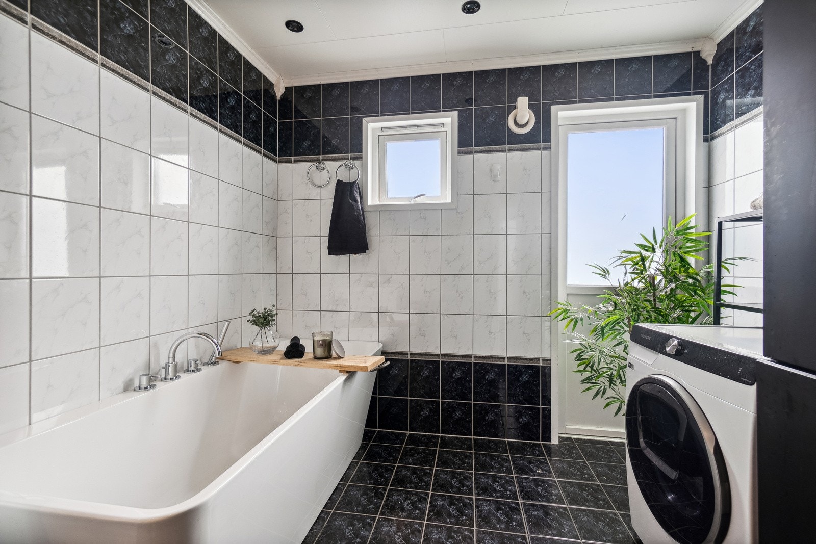 Badet har en praktisk beliggenhet ved 2 av soverommene, og har videre adkomst til boligens terrasse i bakkant. Galleribilde