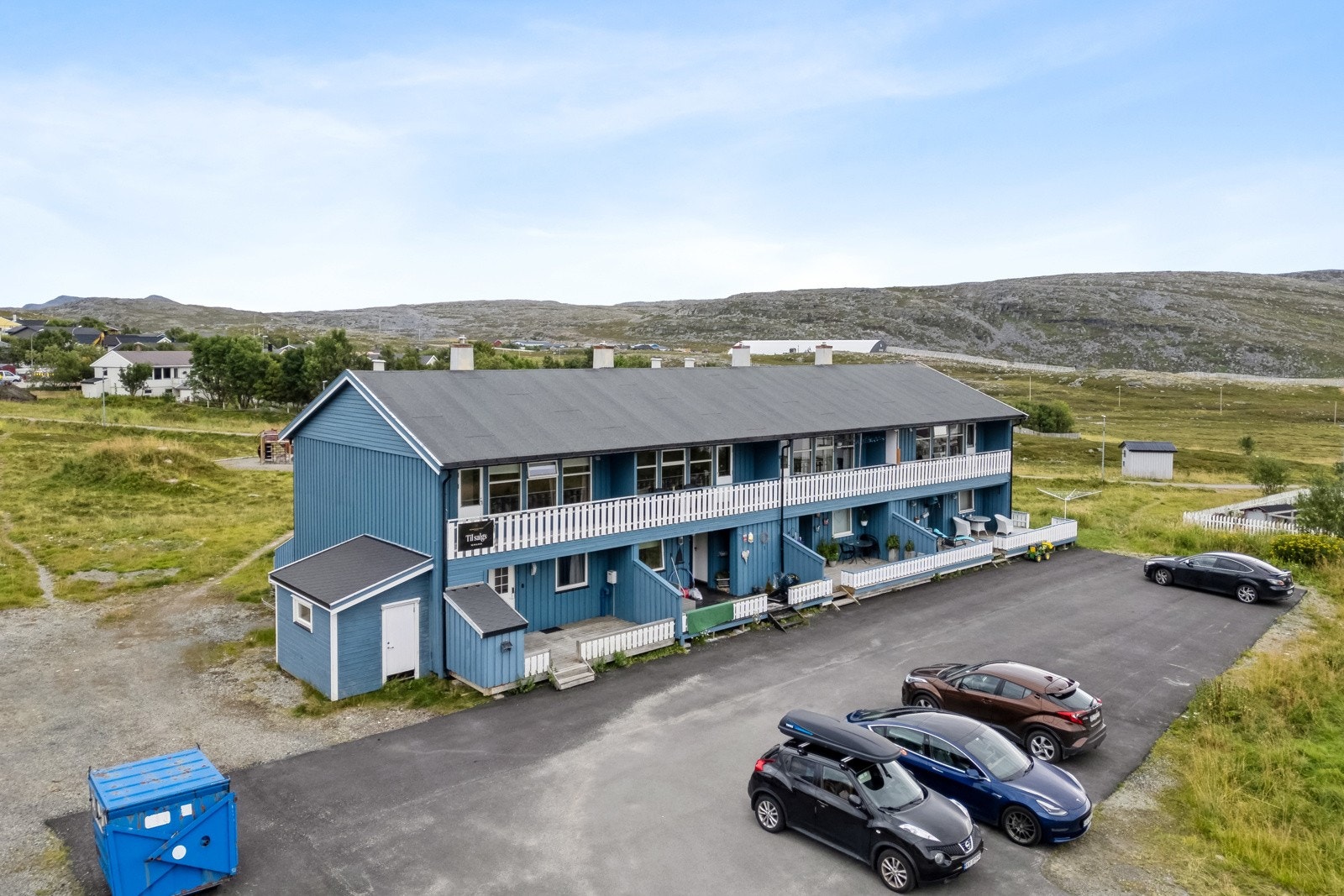 Boligen har adkomst fra felles asfaltert innkjørsel med parkering i front, og ved inngangspartiet har du også en utebod. Galleribilde