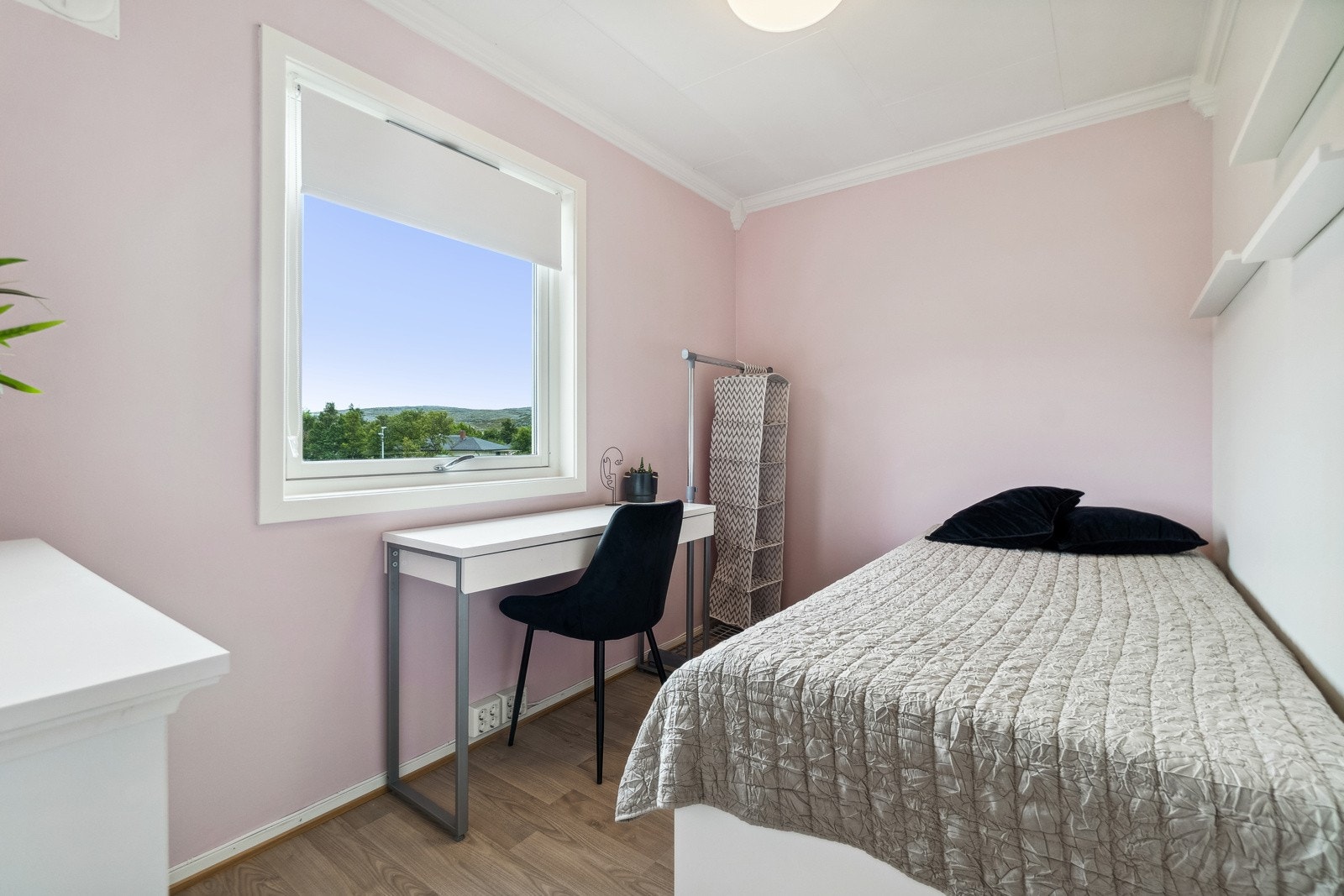 Øvrige soverom er utført med med moderne farge- og materialvalg og gir et hjemmekoselig inntrykk Galleribilde