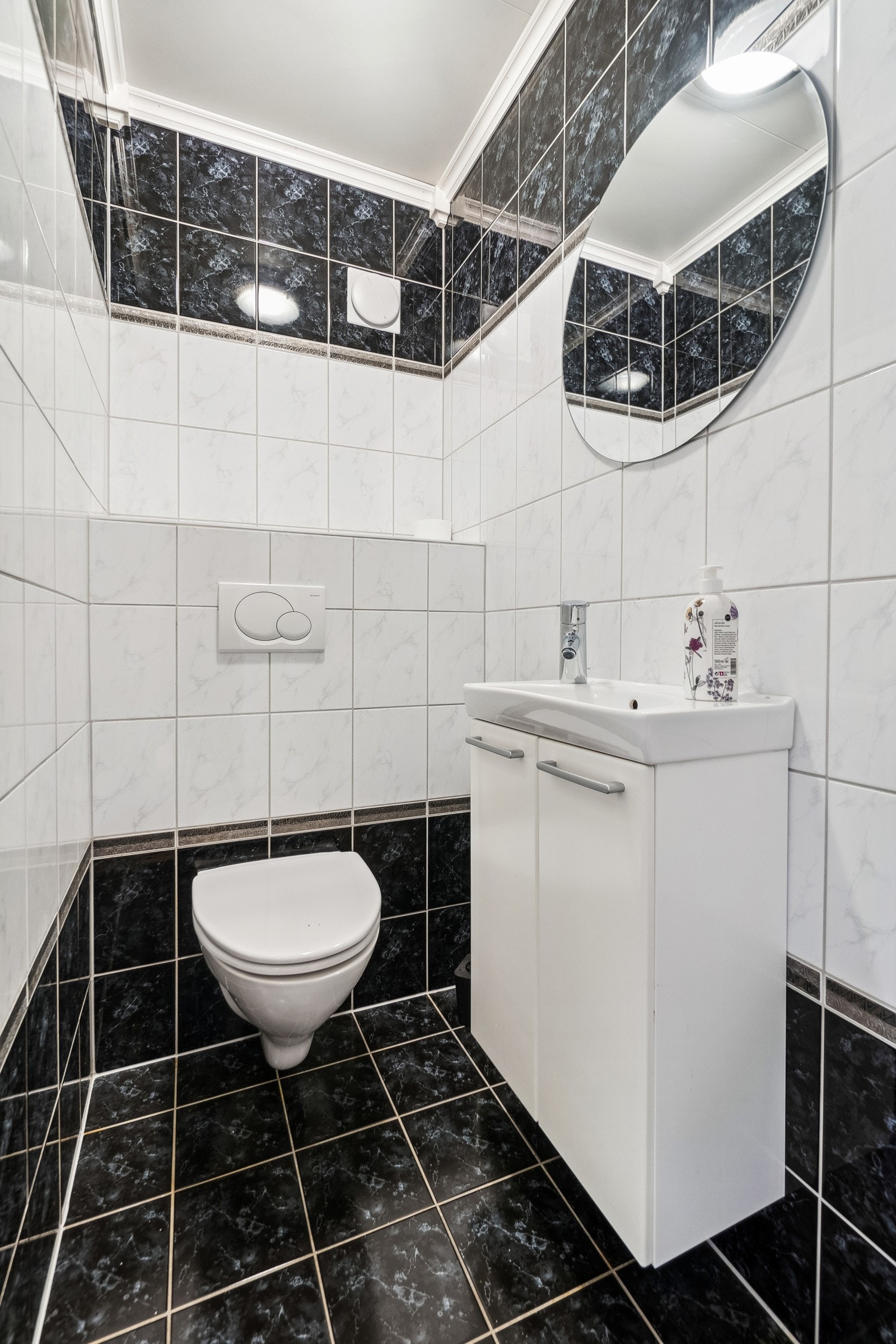 Leiligheten har et separat toalettrom som er svært praktisk hvis dere er flere i husholdningen. Galleribilde