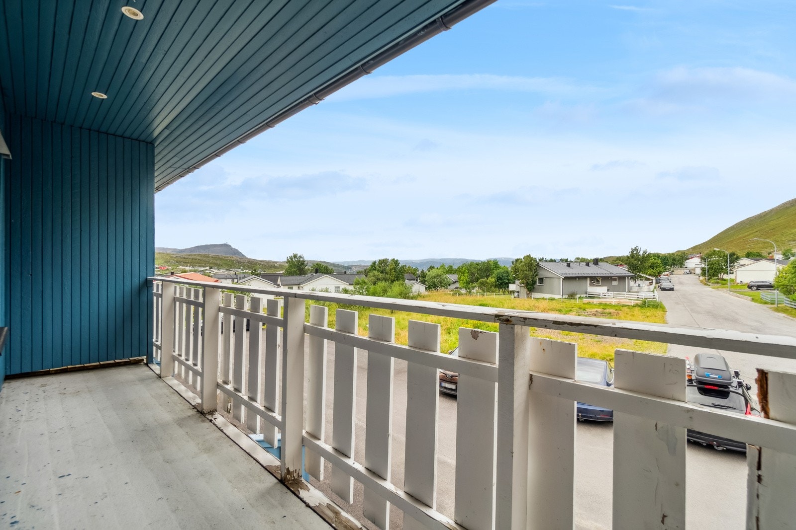 Takket være et overbygg har du et uteområde som er godt vernet mot vær og vind, og øvrig god plass for å skape en trivelig uteseksjon. Galleribilde