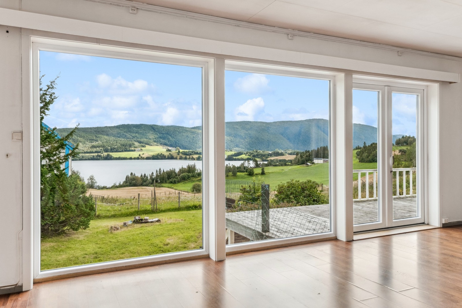 Fra stuen kan man nyte nydelig utsikt utover Hoklingen. Direkte utgang til veranda fra stue. Galleribilde