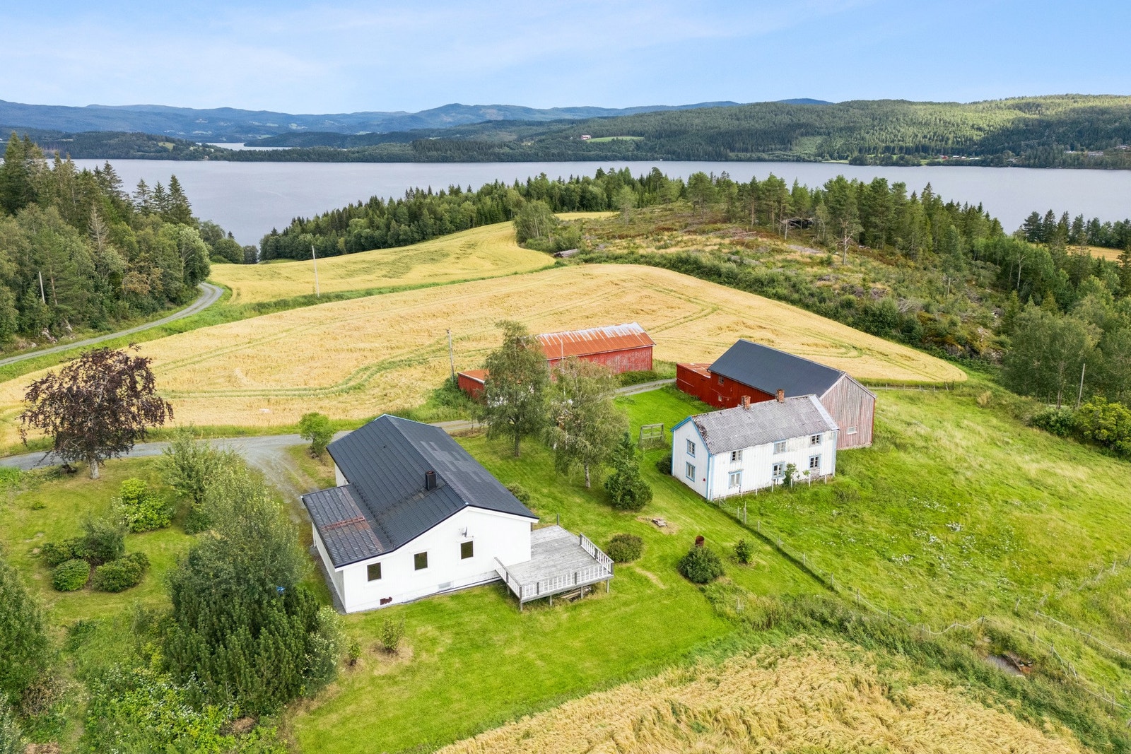 Landlig eiendom som ligger skjermet til. Over 3 mål tomt og flere bygninger. Galleribilde