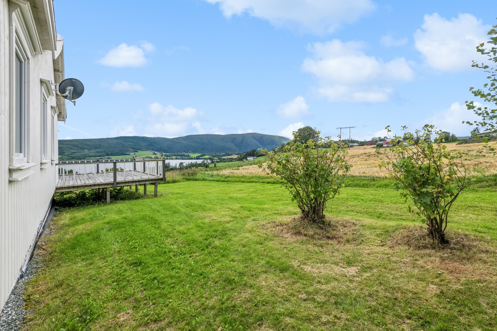Landlige omgivelser og nydelig utsikt utover Hoklingen og mot Stokkvola. Galleribilde