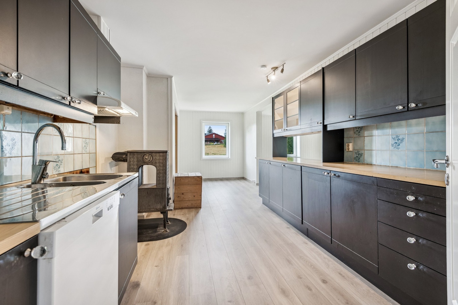 Boligen varmes opp med vedfyring. Ildsted både på kjøkken og stue. Galleribilde