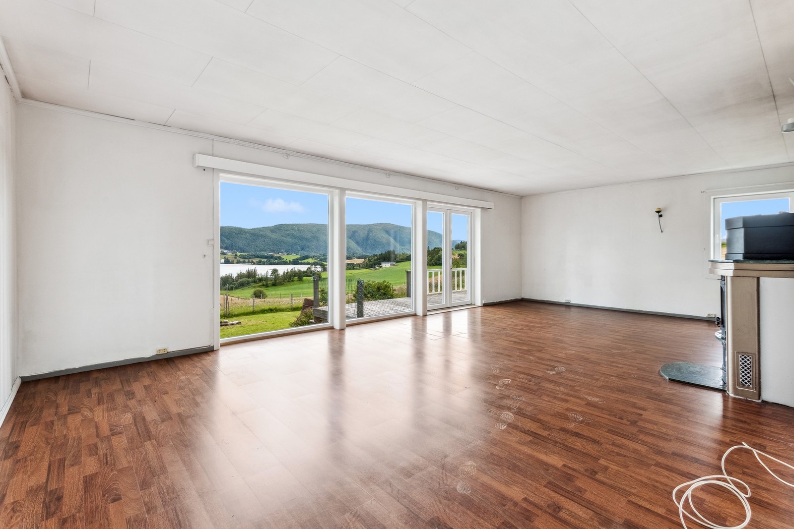 Fra stuevinduet ser man også nydelig landskap mot Stokkvola. Galleribilde