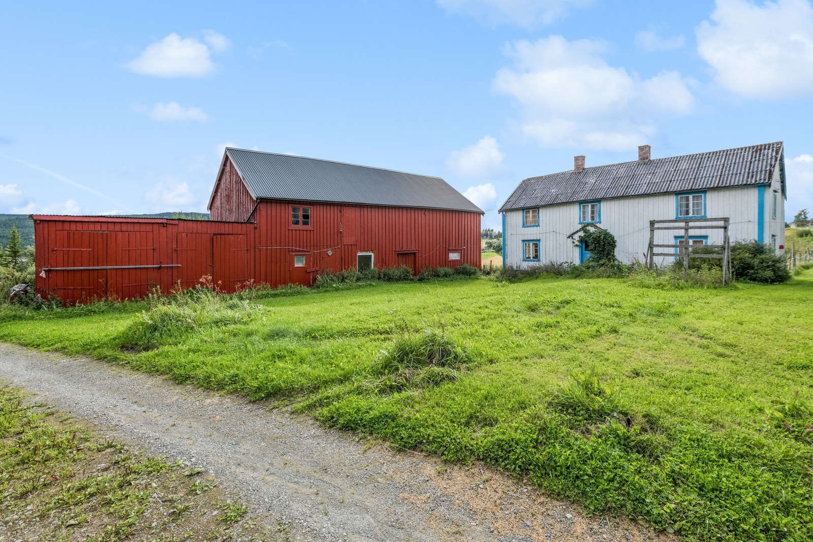 Uthus og to stk. garasjer på eiendommen som krever renovering. Galleribilde