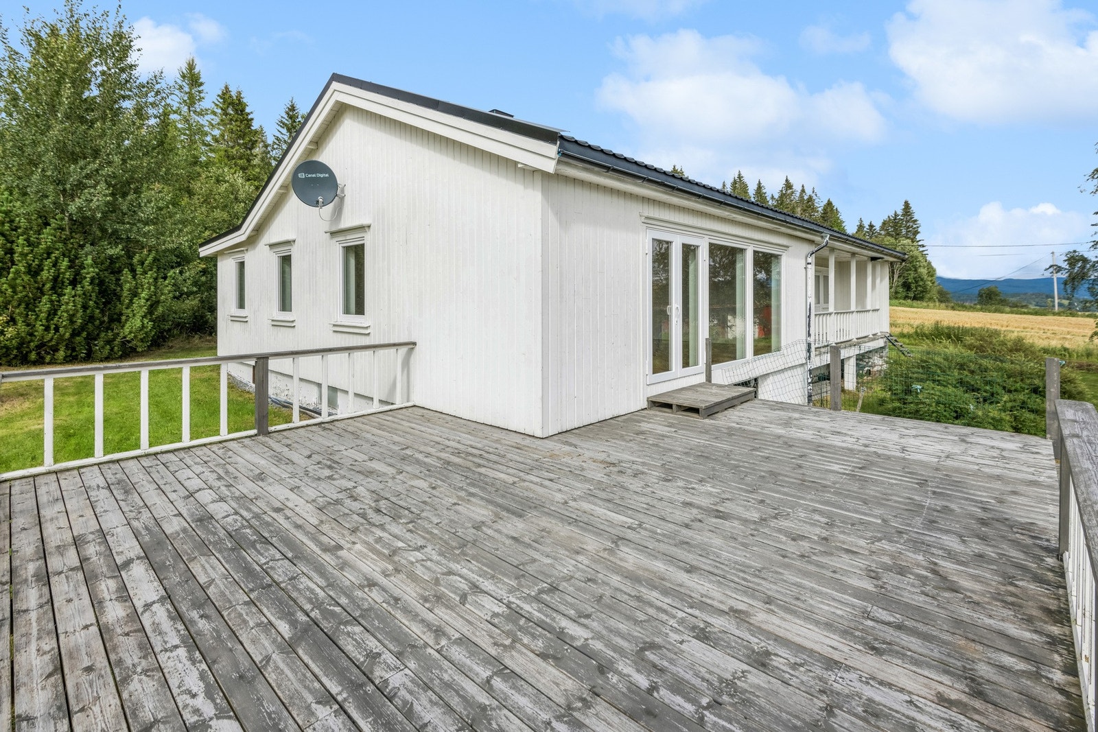 Stor terrasse oppført i 2015. Galleribilde