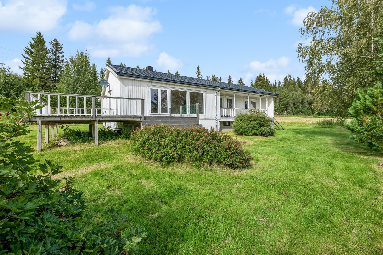 Eneboligen er over to plan med totalt fire soverom, to vaskerom, toalettrom, kjøkken og stue. Galleribilde