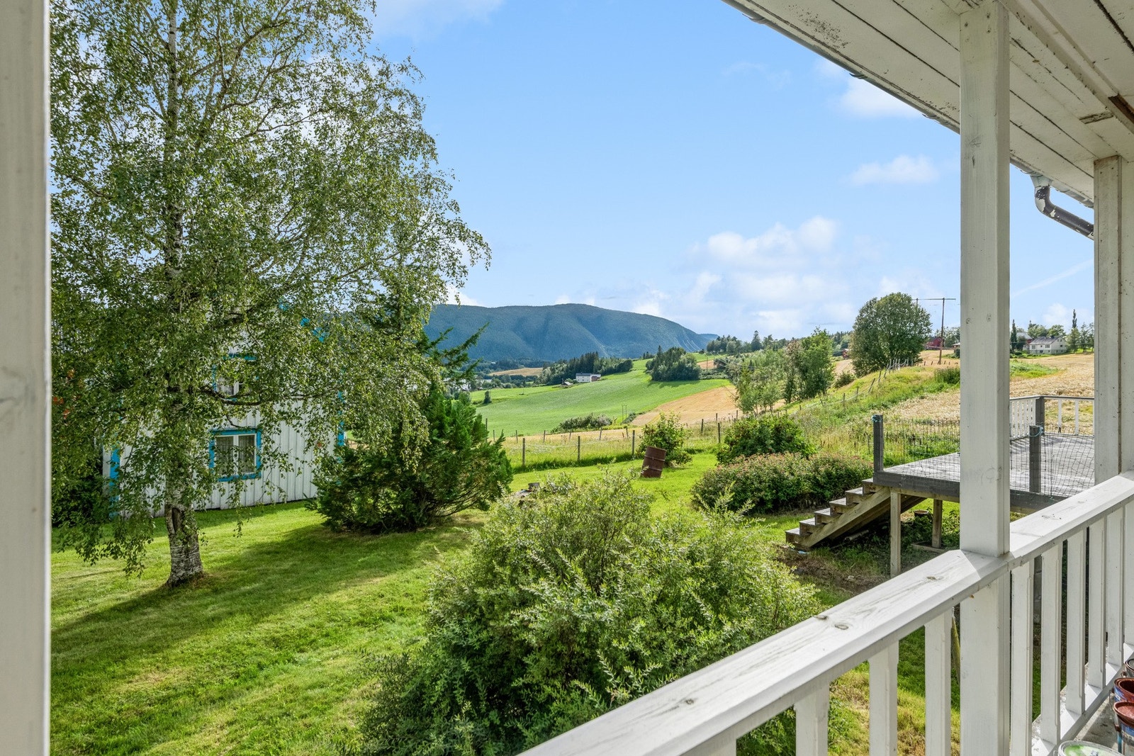 Luftebalkong utenfor hovedsoverommet med nærhet til hagen. Galleribilde