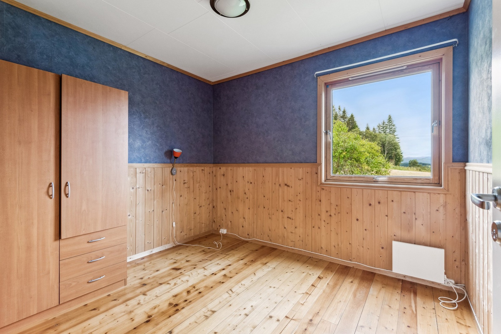 Det er totalt fire romslige soverom i boligen der alle ligger i 1. etasje. Soverom 1. Galleribilde