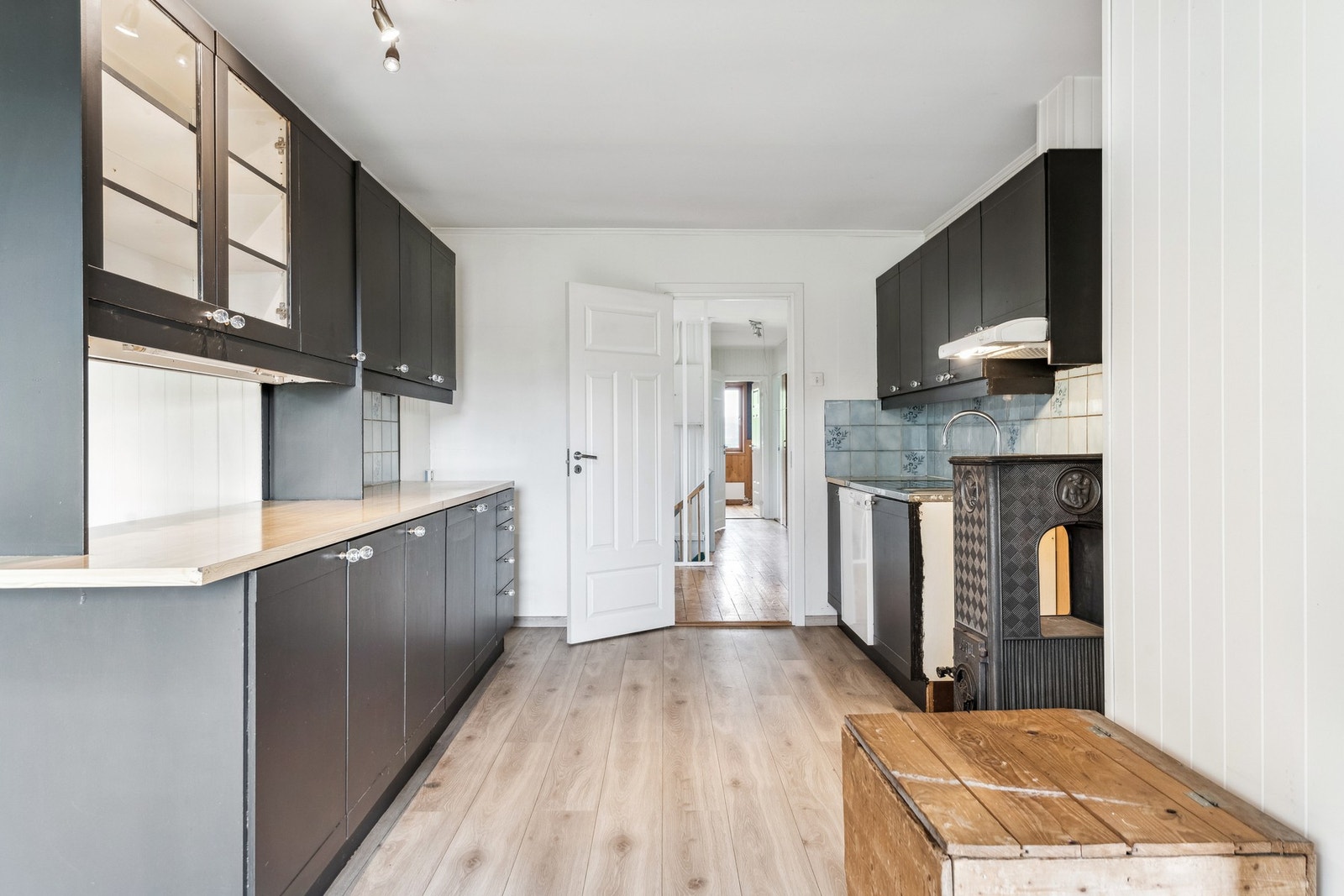 Kjøkkenet har malte fronter og har godt med plass. Gulv på kjøkken ble byttet i 2015. Galleribilde