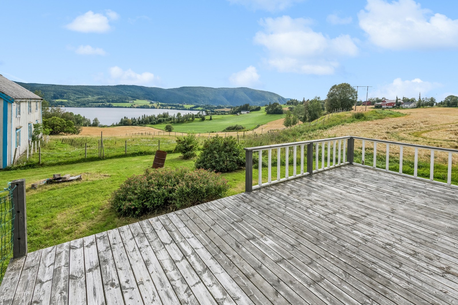 Boligen har en stor veranda med god plass til hagemøbler, grill, ect. Galleribilde